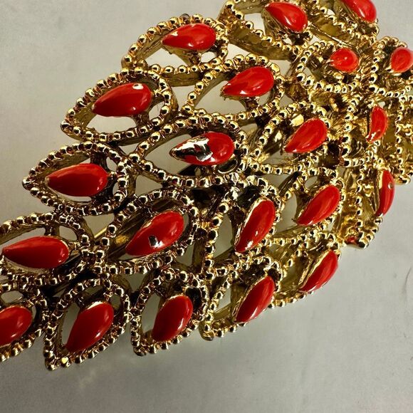 Gerry’s Vintage Gold-Tone Leaf Brooch - Picture 3 of 8